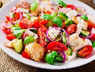 Рецепта Пъстра салата с домати, краставици, риба тон и препечен хляб
